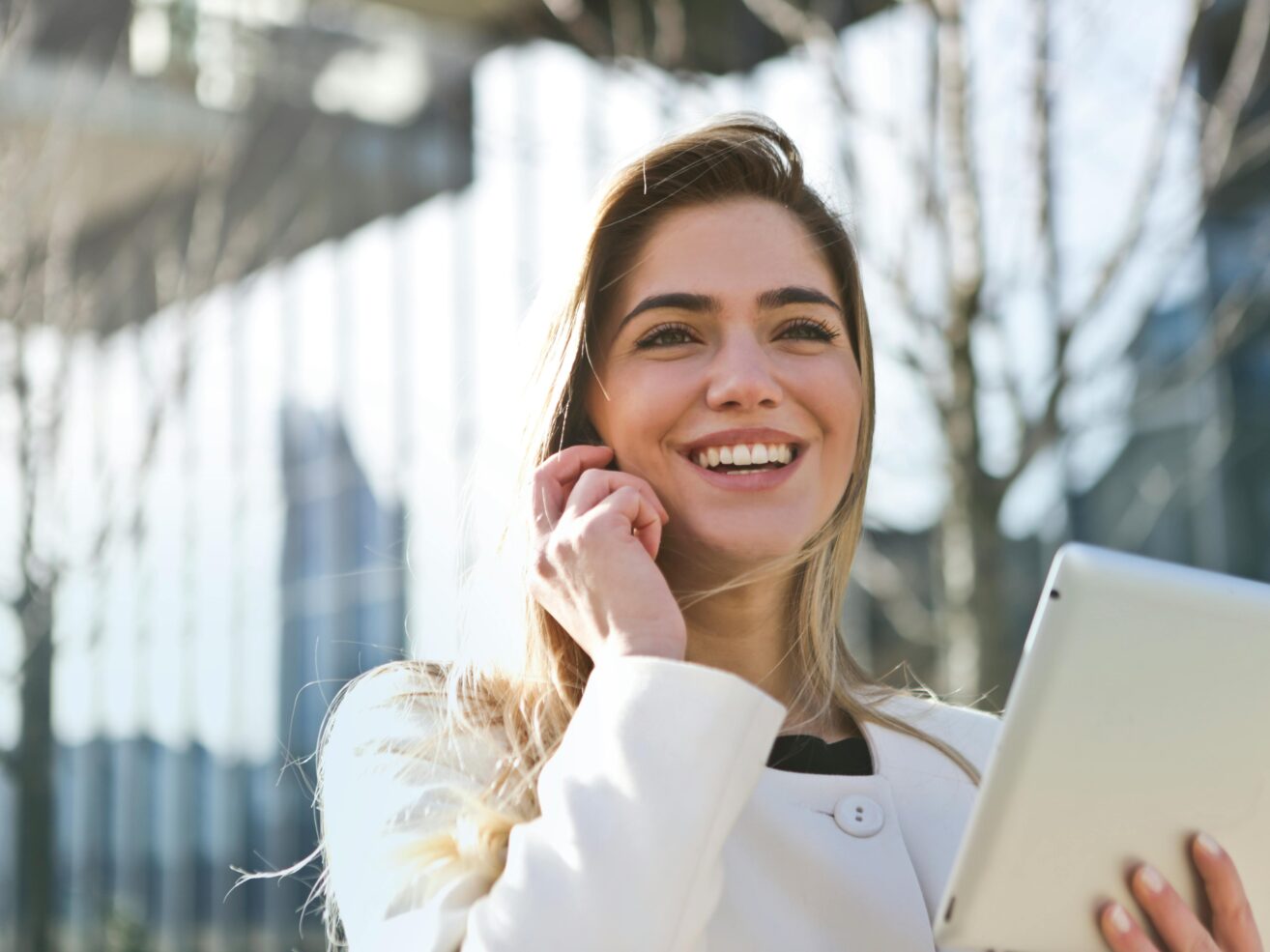 Een vrouw die aan het bellen is en op zoek is naar Vacatures in Nijverdal